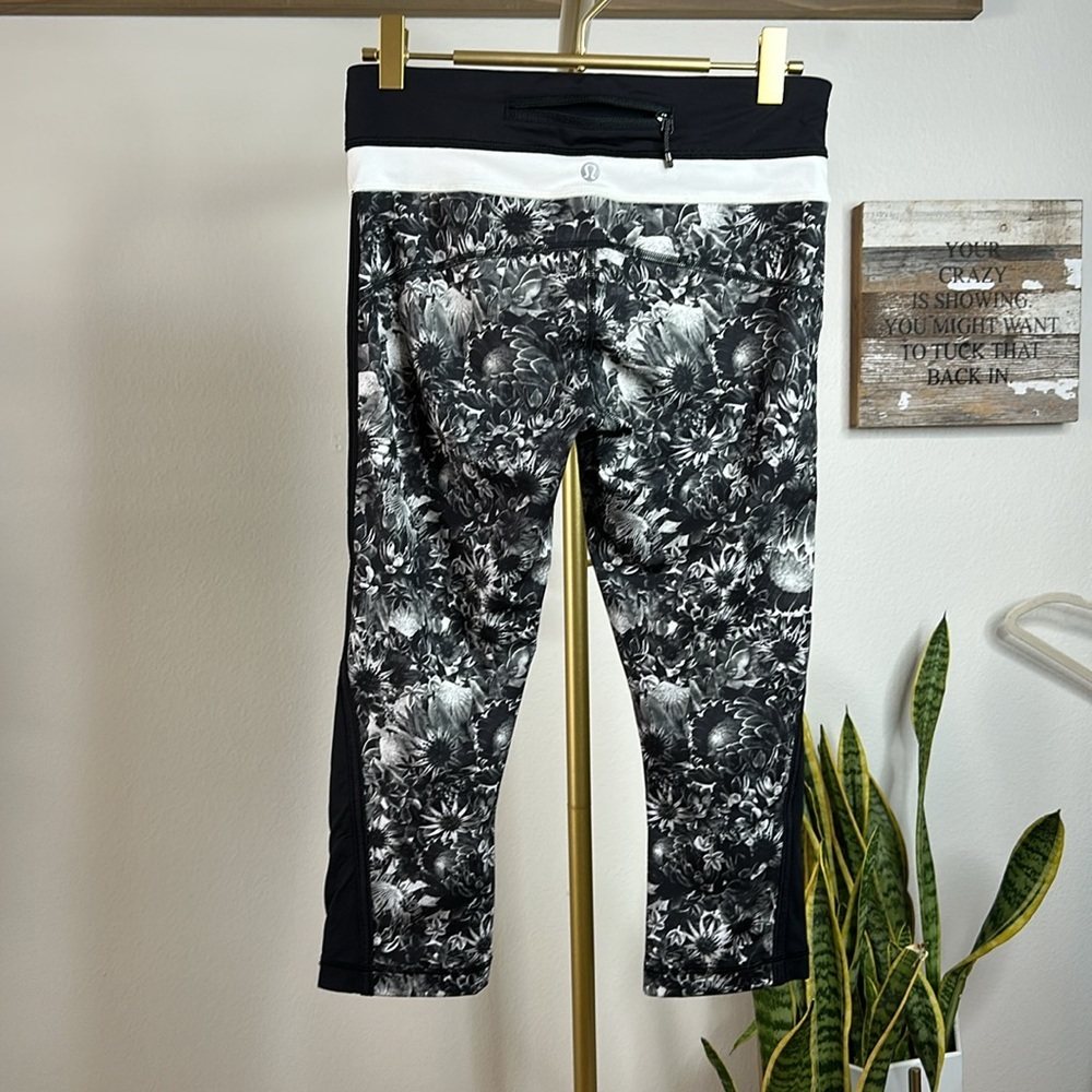 113. Lululemon Up The Pace Crop
Flowabunga Black Angel Wing / Black / Angel Wing - Picture 13 of 13